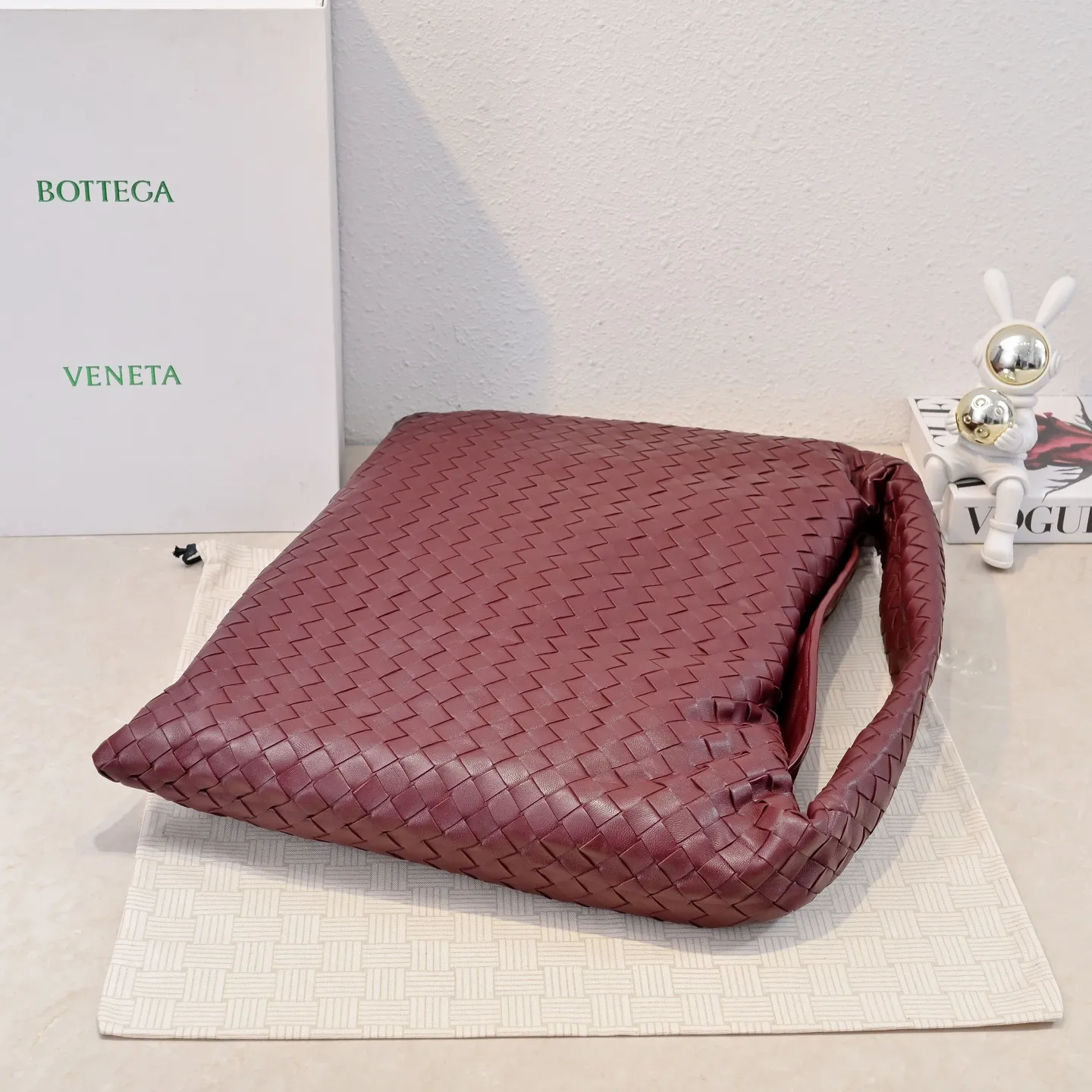 Batch 2160 #Bv Yangjin large size HOP cowhide, the bag body and handles are made of a whole piece of woven leather. The bag body is soft and lazy. Hop symbolizes the praise of innovation and eternal craftsmanship [love]. The pyramid silhouette combines practicality and fashion. Modern and casual, the bag mouth is double-sided closed design, more convenient and safe! Made of soft cowhide and full of texture, this is a must-have for fashionable ladies who like minimalism, comfort and casualness! Model: 3970 Dimensions: 54x24x13
